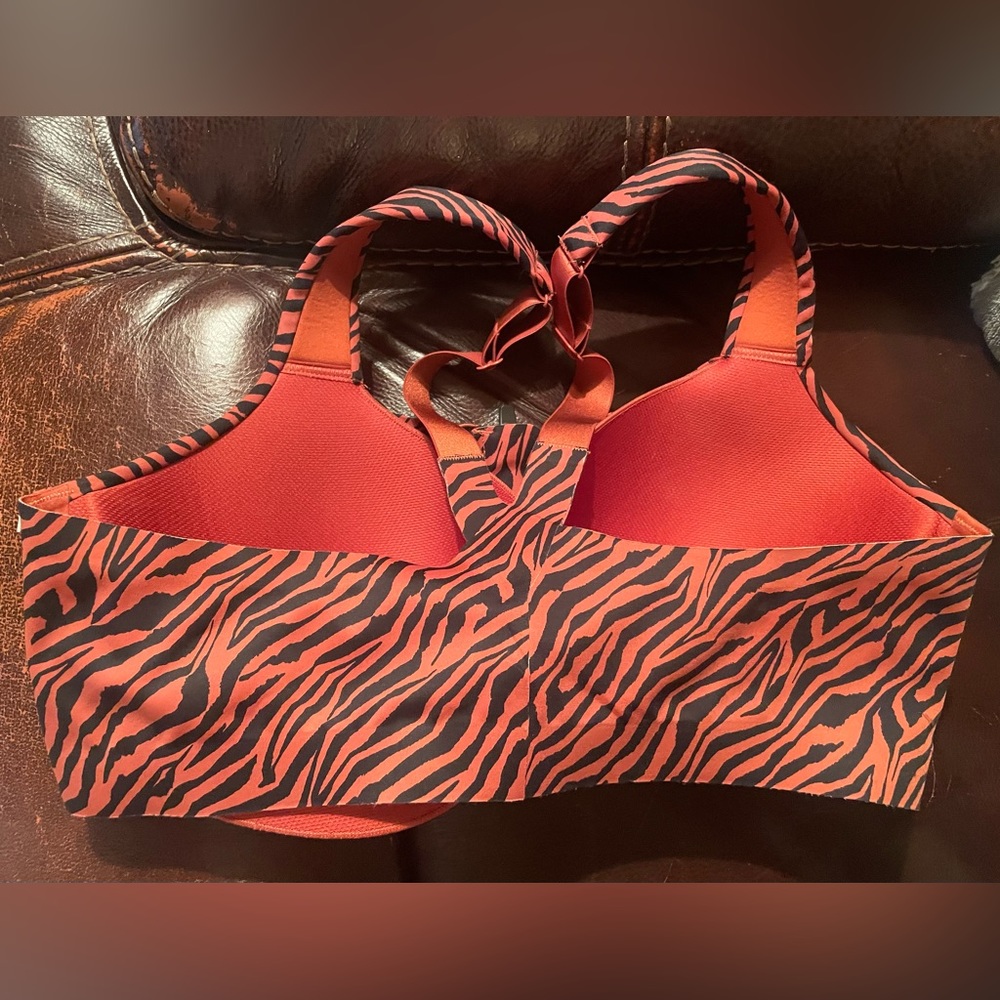 EUC Victoria’s Secret Incredible Knockout Ultra Max tiger print sports bra 34DD - Picture 4 of 5